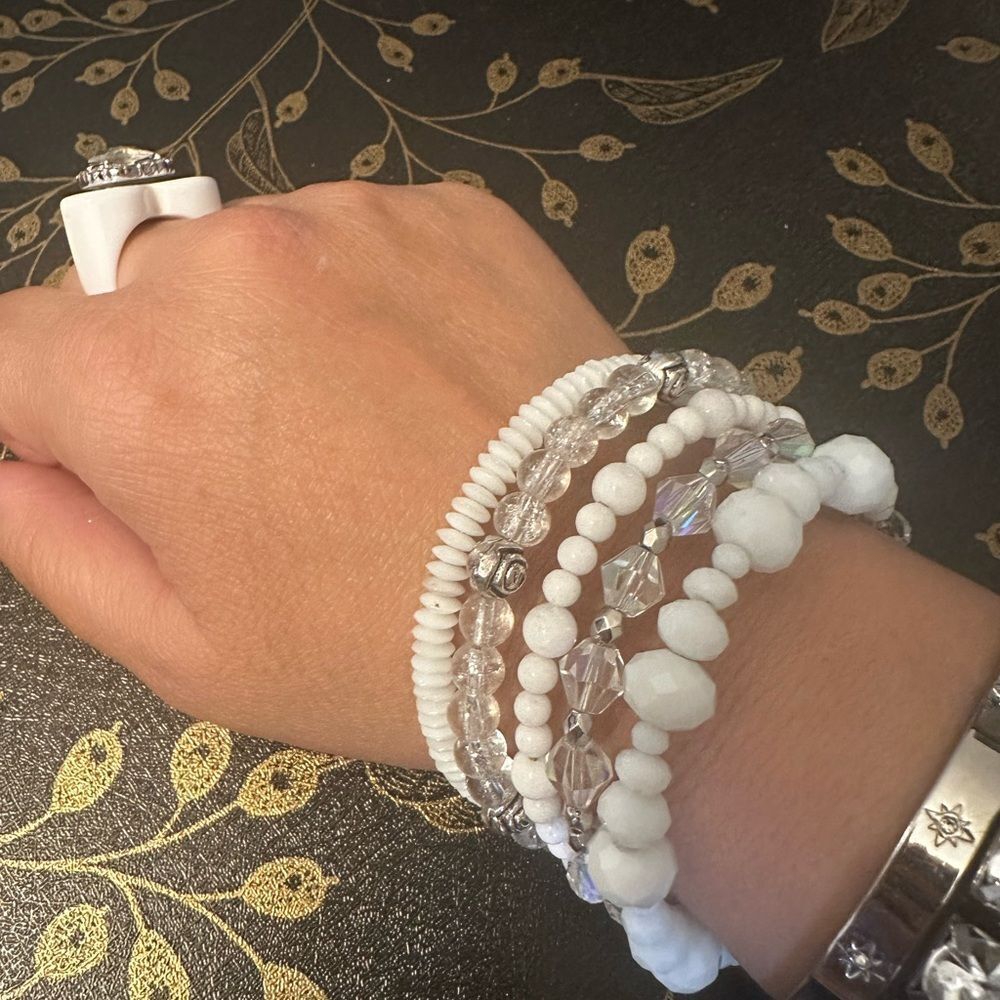 White Memory wire Beaded Bracelet. 5 strands connected. - Picture 4 of 5